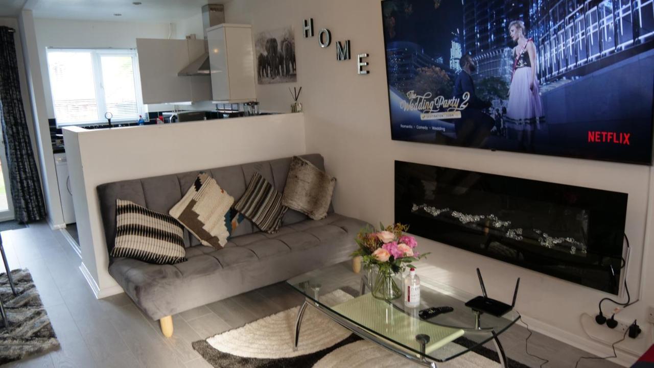 Milton Keynes Luxury Short Stay House With Wifi And Free Parking Wolverton  المظهر الخارجي الصورة
