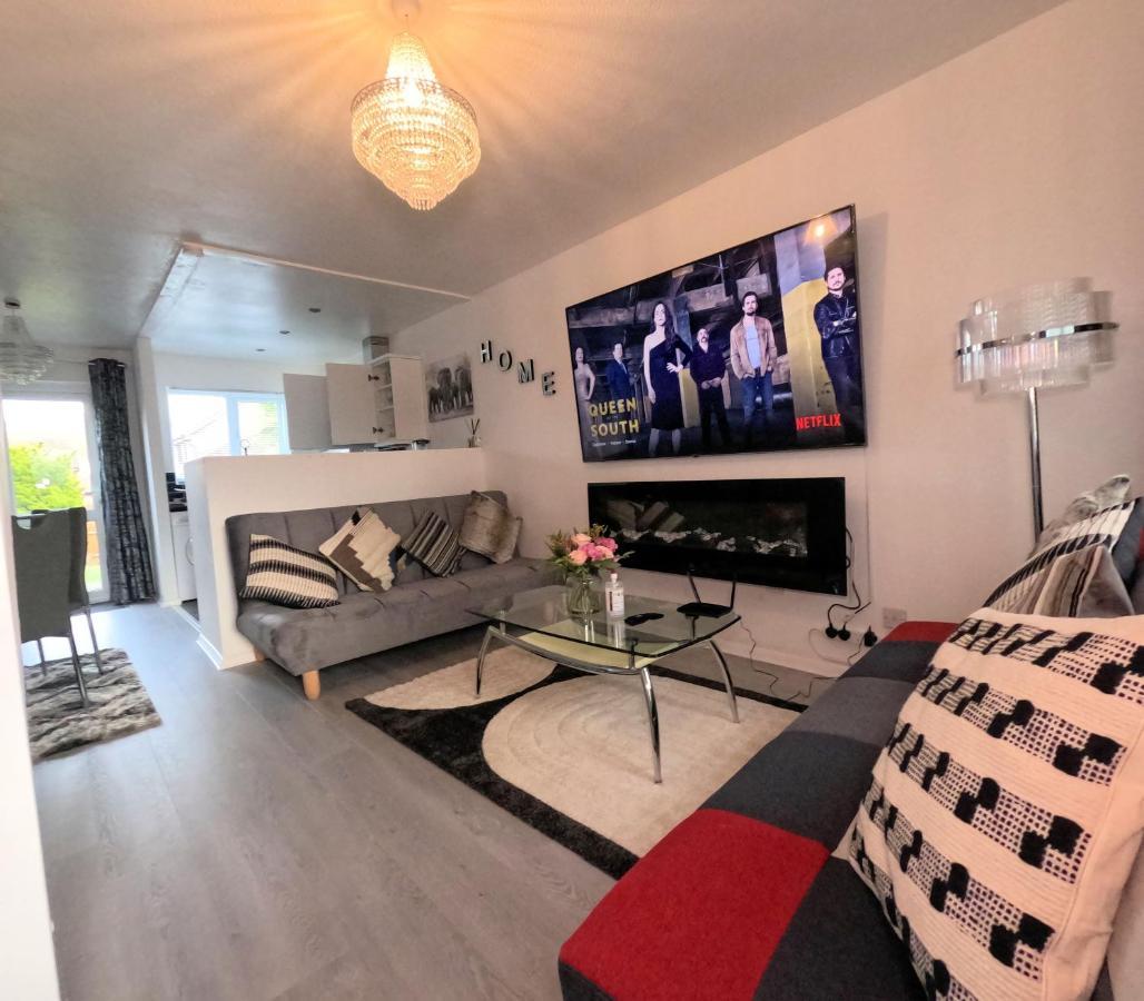 Milton Keynes Luxury Short Stay House With Wifi And Free Parking Wolverton  المظهر الخارجي الصورة