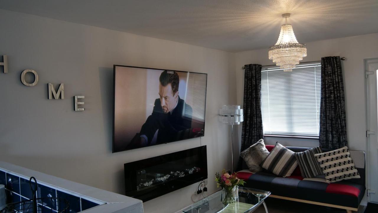 Milton Keynes Luxury Short Stay House With Wifi And Free Parking Wolverton  المظهر الخارجي الصورة