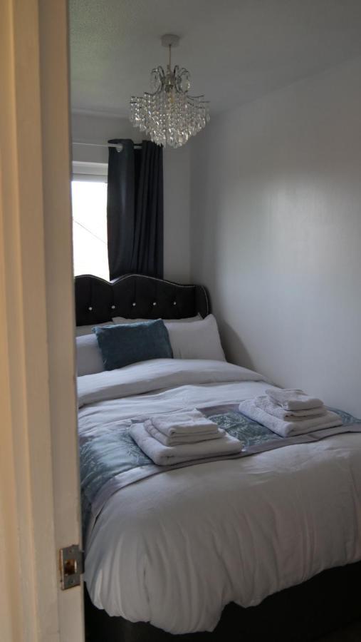 Milton Keynes Luxury Short Stay House With Wifi And Free Parking Wolverton  المظهر الخارجي الصورة