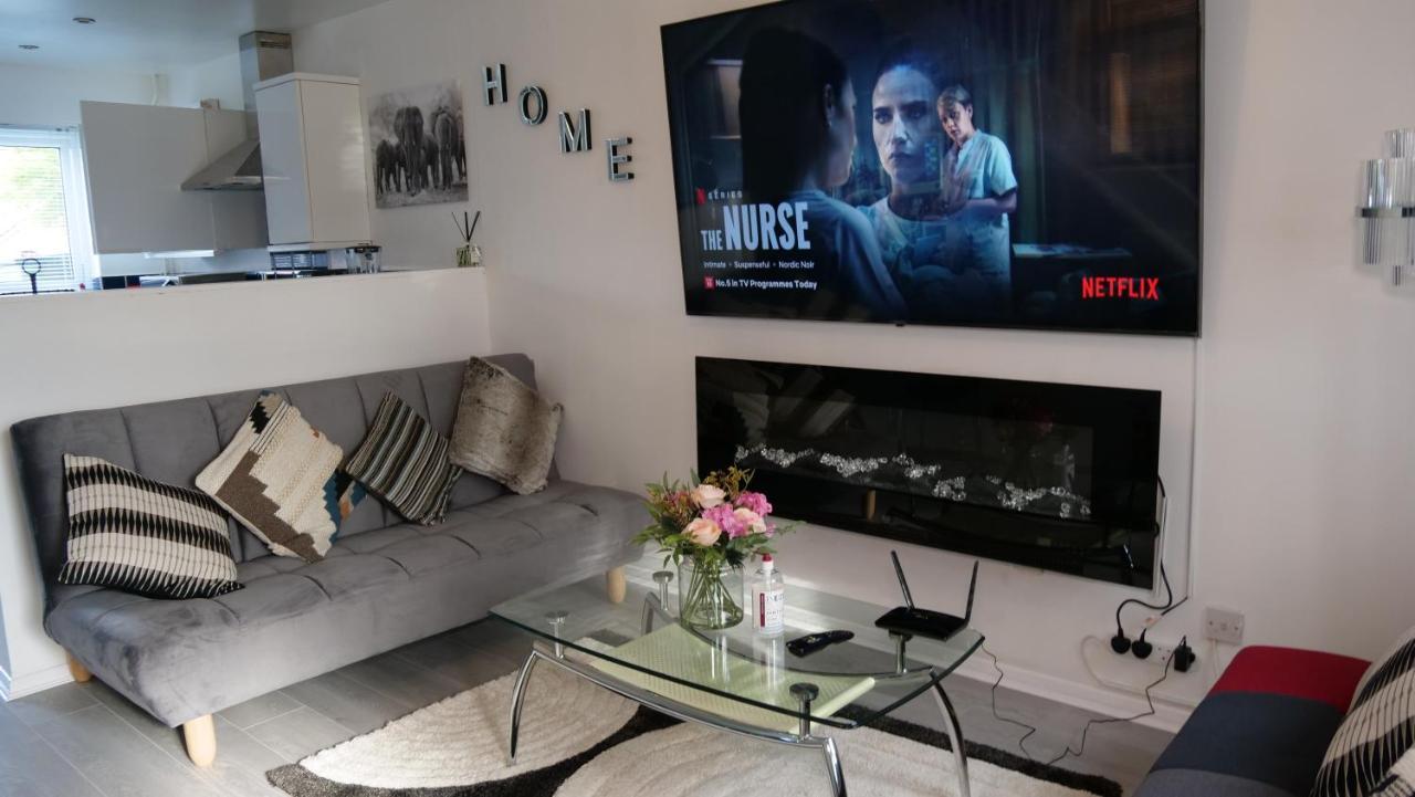 Milton Keynes Luxury Short Stay House With Wifi And Free Parking Wolverton  المظهر الخارجي الصورة