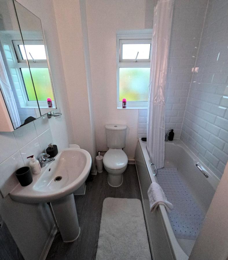 Milton Keynes Luxury Short Stay House With Wifi And Free Parking Wolverton  المظهر الخارجي الصورة