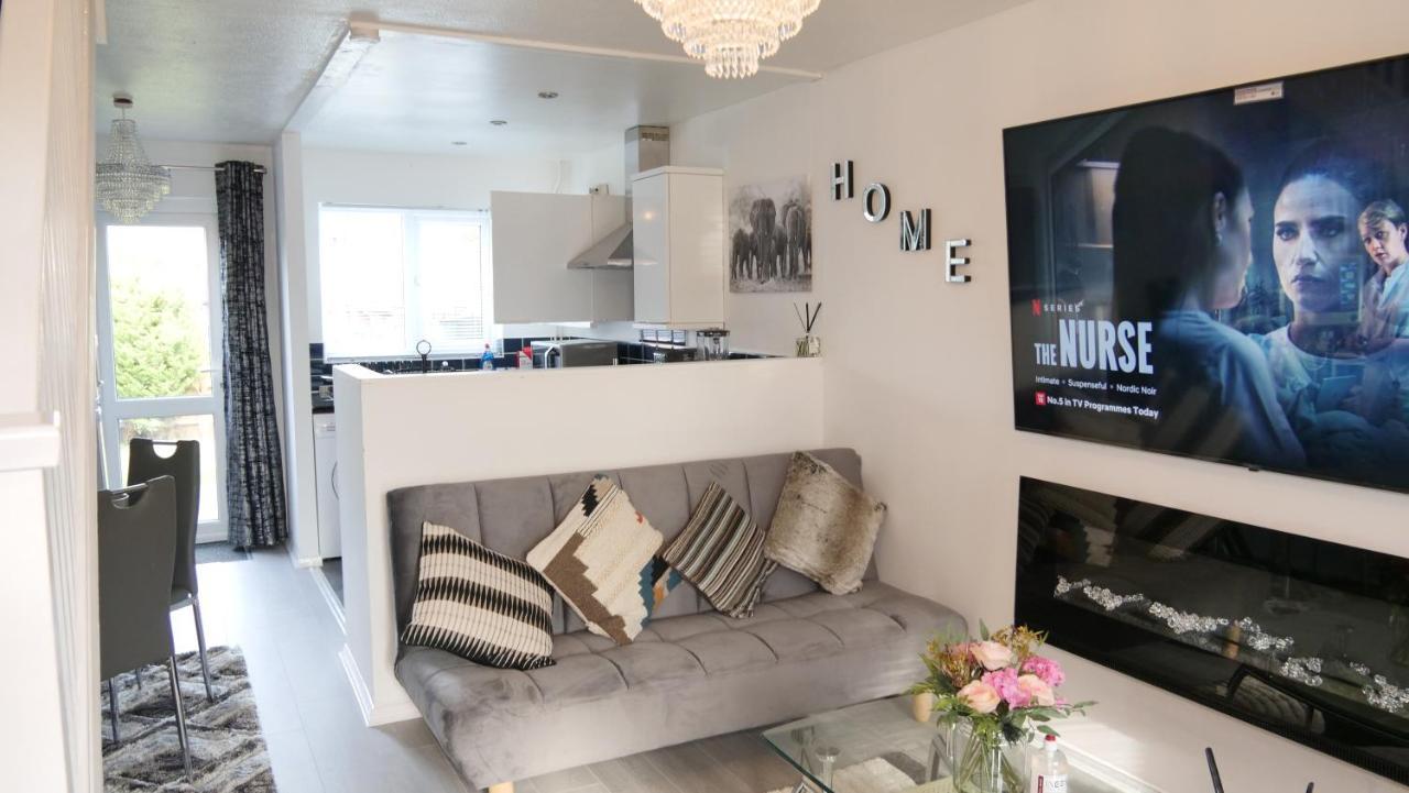 Milton Keynes Luxury Short Stay House With Wifi And Free Parking Wolverton  المظهر الخارجي الصورة