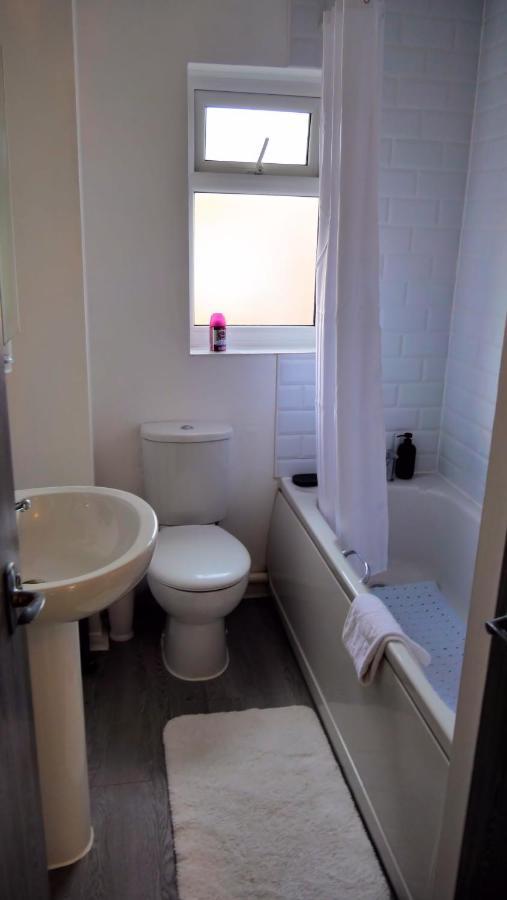 Milton Keynes Luxury Short Stay House With Wifi And Free Parking Wolverton  المظهر الخارجي الصورة