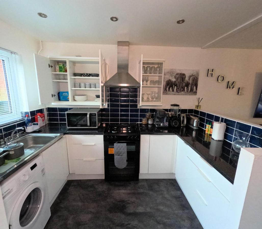 Milton Keynes Luxury Short Stay House With Wifi And Free Parking Wolverton  المظهر الخارجي الصورة