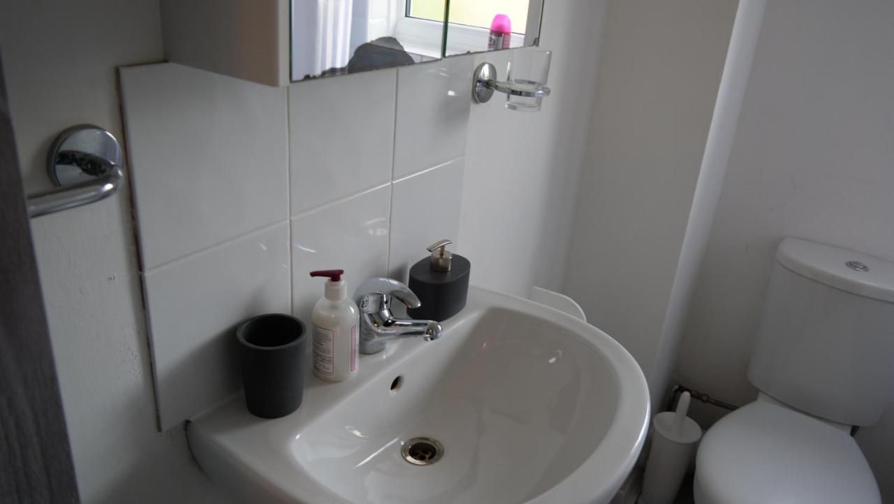Milton Keynes Luxury Short Stay House With Wifi And Free Parking Wolverton  المظهر الخارجي الصورة