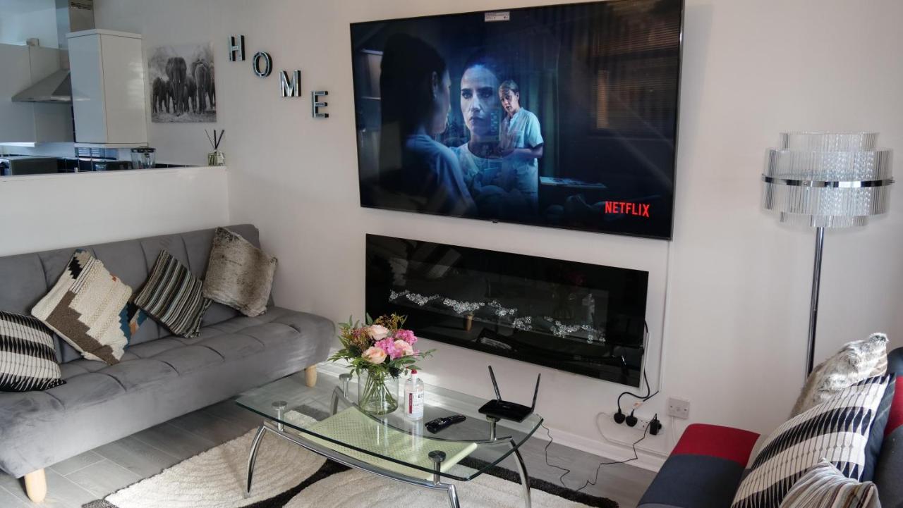 Milton Keynes Luxury Short Stay House With Wifi And Free Parking Wolverton  المظهر الخارجي الصورة