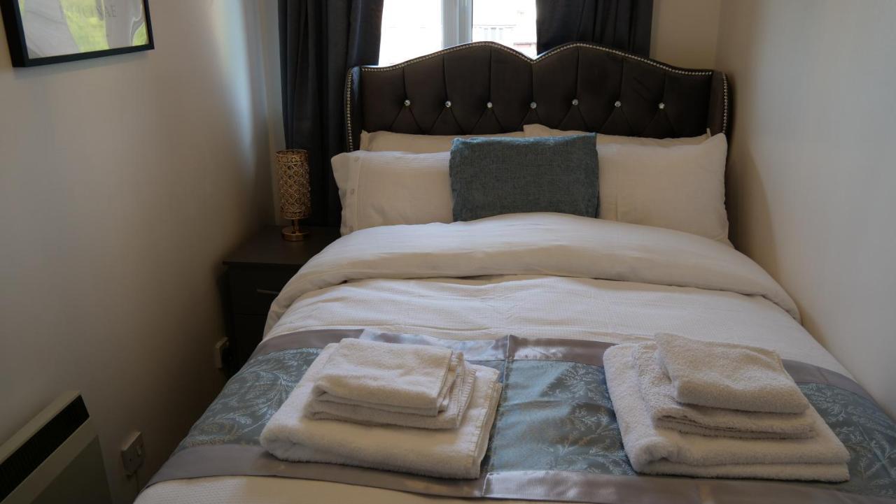 Milton Keynes Luxury Short Stay House With Wifi And Free Parking Wolverton  المظهر الخارجي الصورة