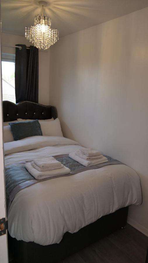 Milton Keynes Luxury Short Stay House With Wifi And Free Parking Wolverton  المظهر الخارجي الصورة